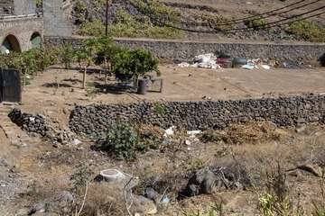 El Barranco de El Calero, el cubo de la basura de fincas colindantes/TA.